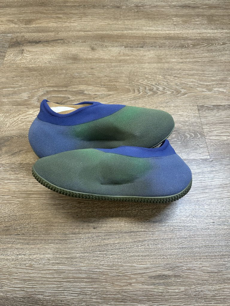 New Yeezy Knit Runner Azure sz.8.5
