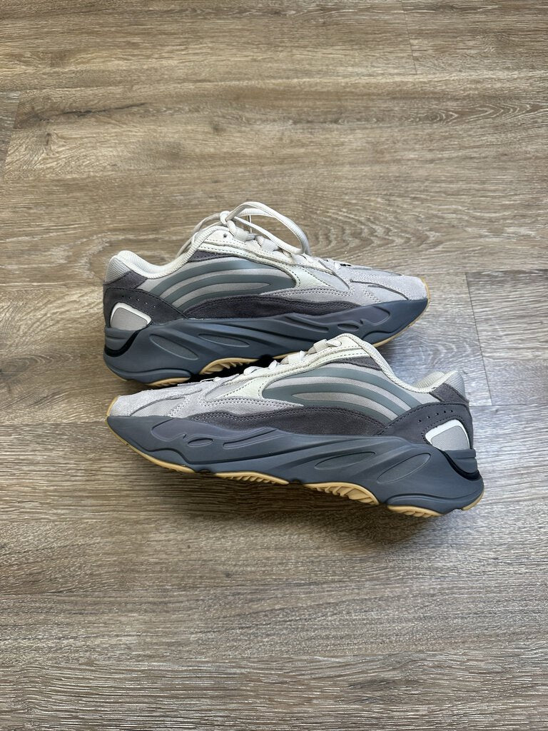 New Yeezy 700 Tephra size 10 (Mismatched Sizes) Left - 10 Right - 10.5