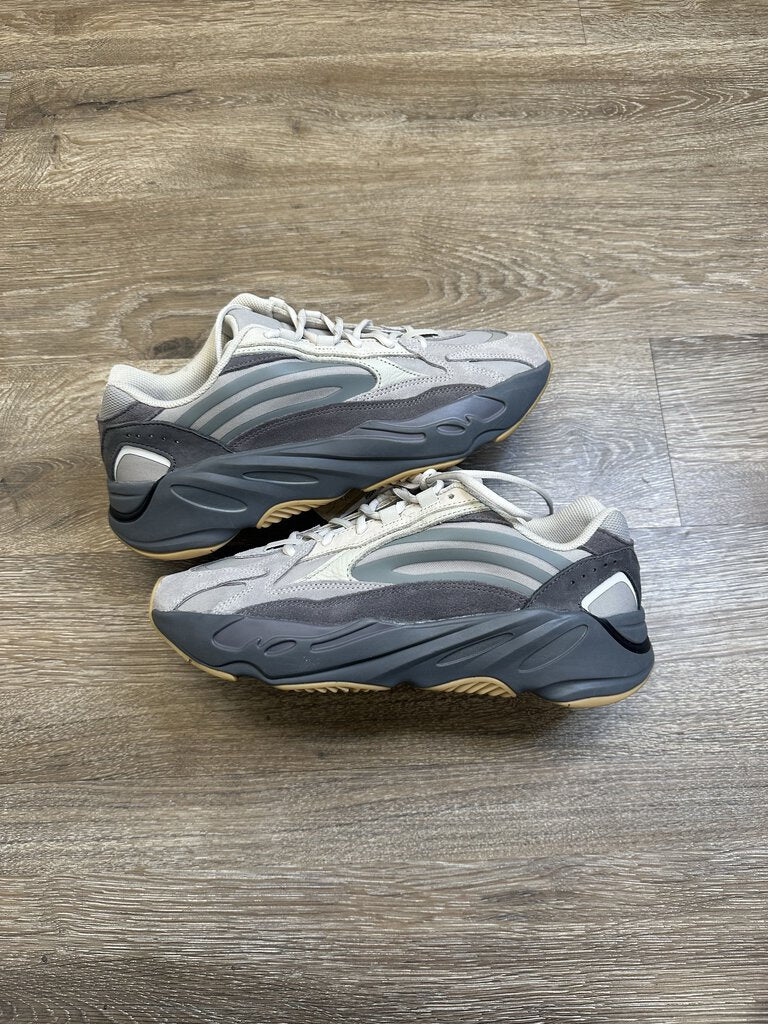 New Yeezy 700 Tephra size 10 (Mismatched Sizes) Left - 10 Right - 10.5