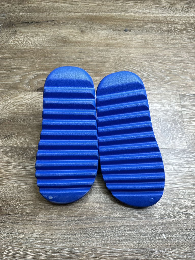 New Yeezy Slide Azure size 9