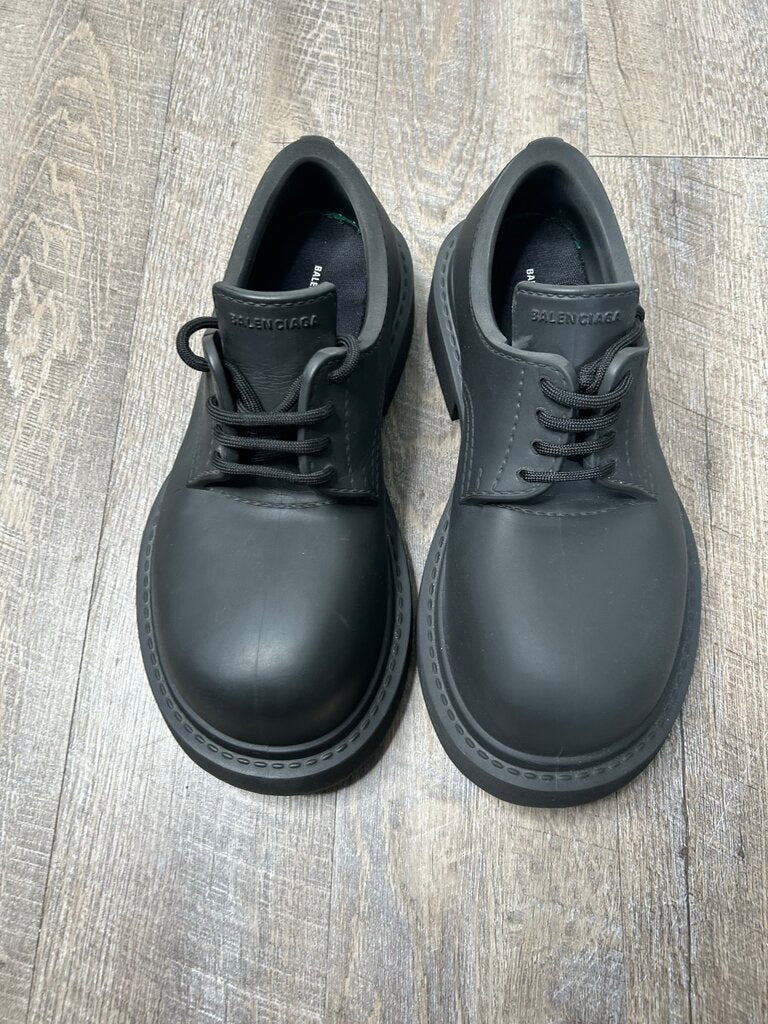 Preowned Balenciaga Low Top Derby sz.42