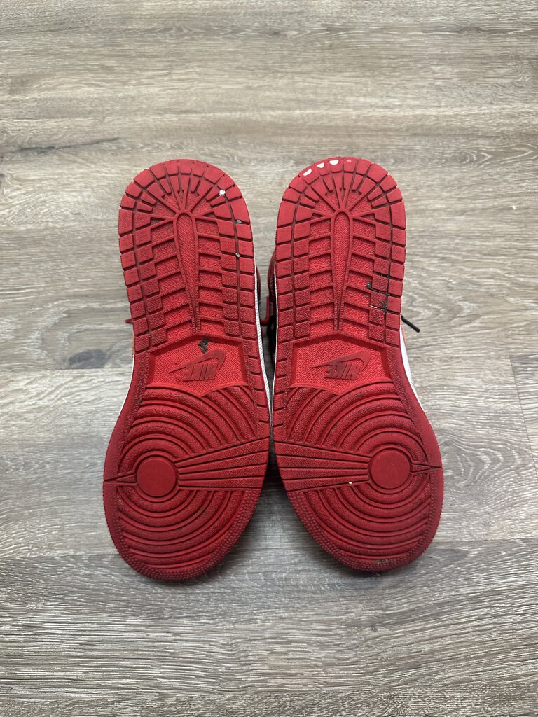 Preownedd Jordan 1 Heritage Size 8.5