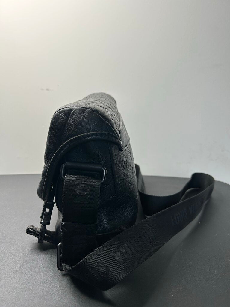 Preowned Louis Vuitton Black Voyager Messenger