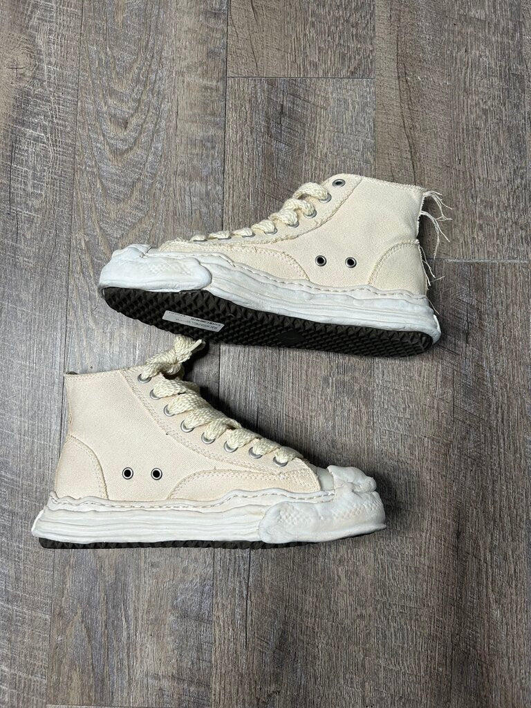 Preowned MMY Converse High Cream Size 41