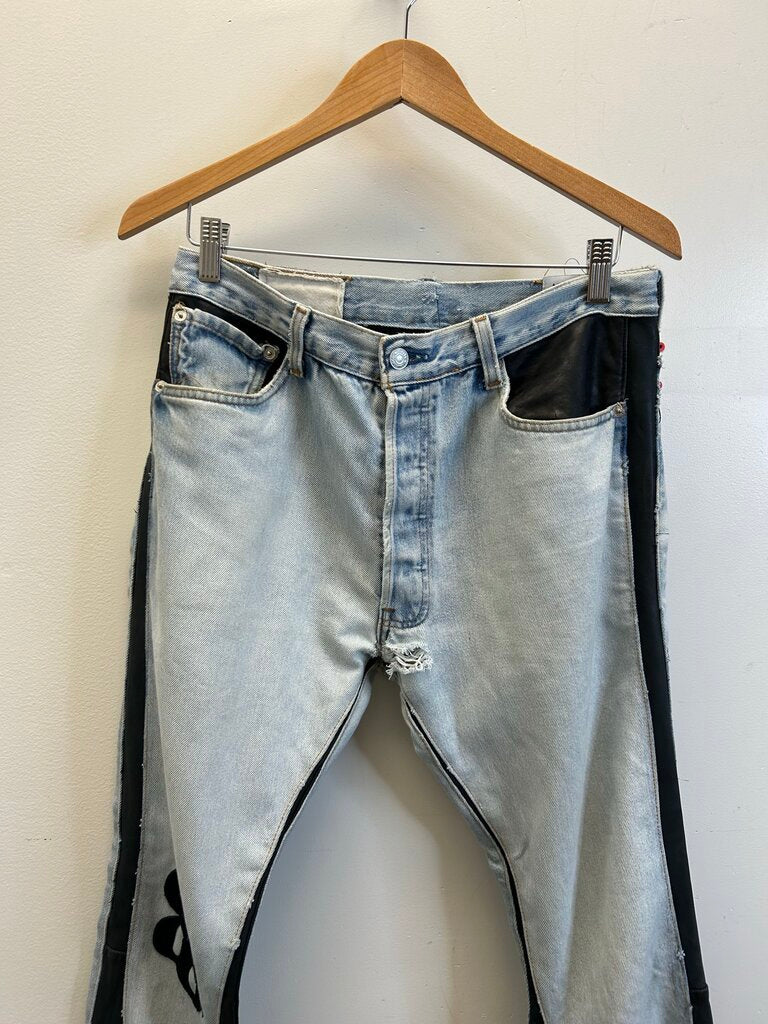 Preowned Gallery Dept. Lightwash Black G Patch Flare Denim Size 32