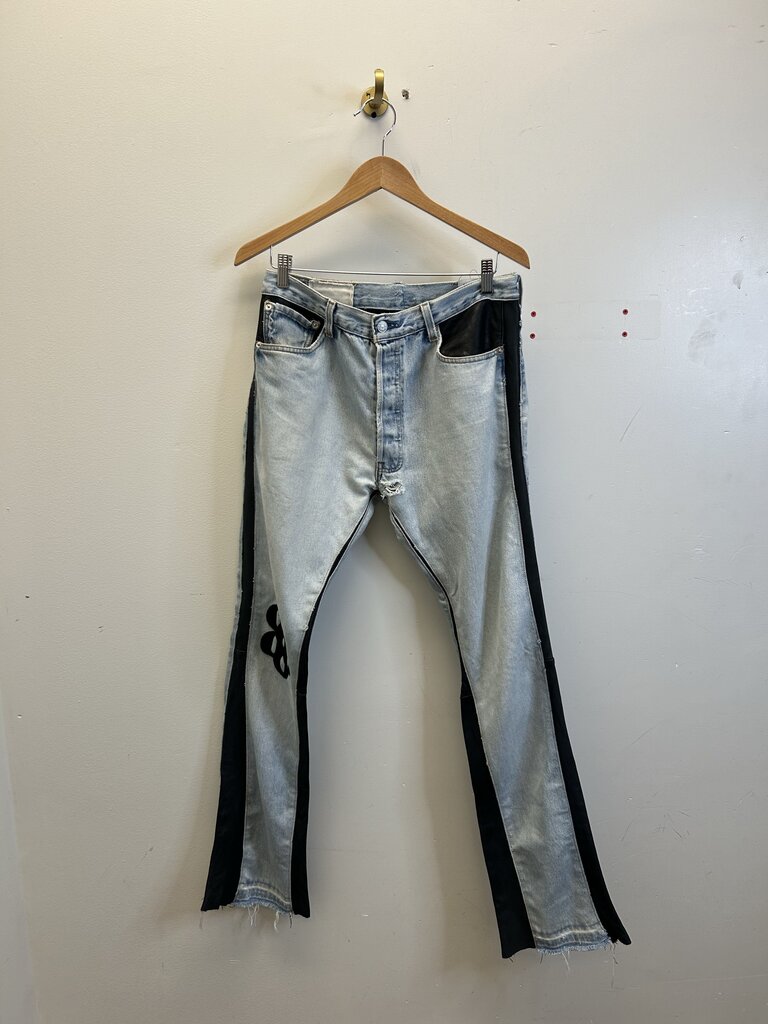 Preowned Gallery Dept. Lightwash Black G Patch Flare Denim Size 32