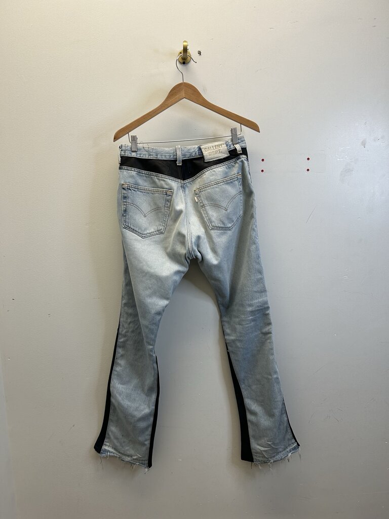 Preowned Gallery Dept. Lightwash Black G Patch Flare Denim Size 32