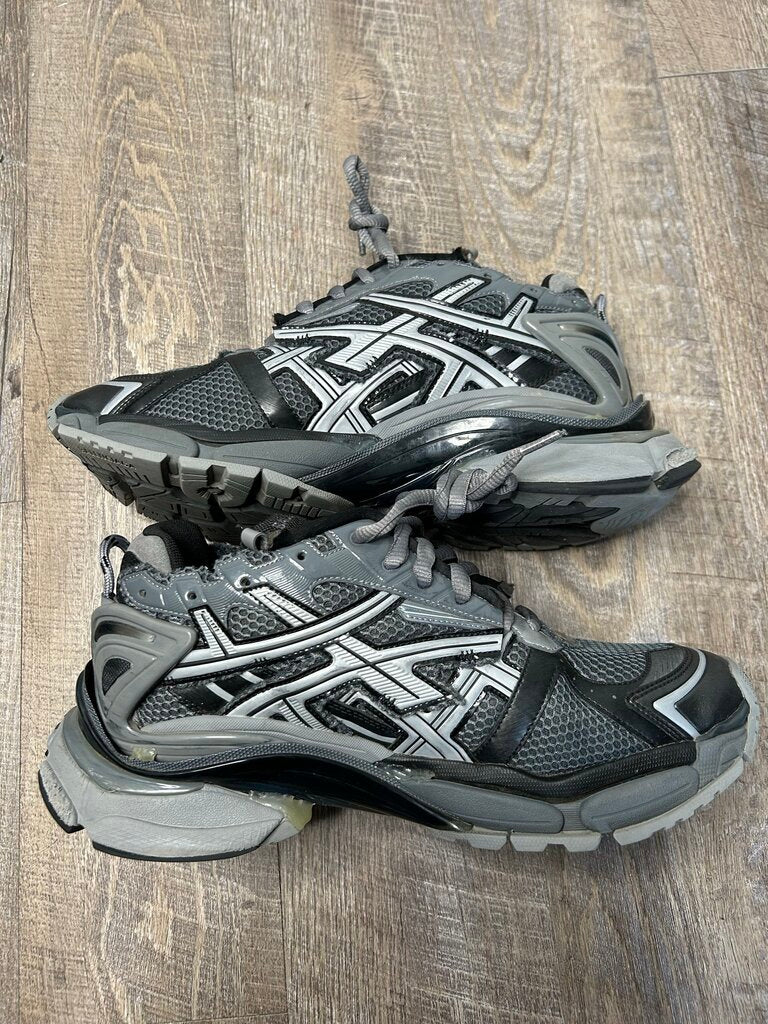 Preowned Balenciaga Grey Black Runner size 46