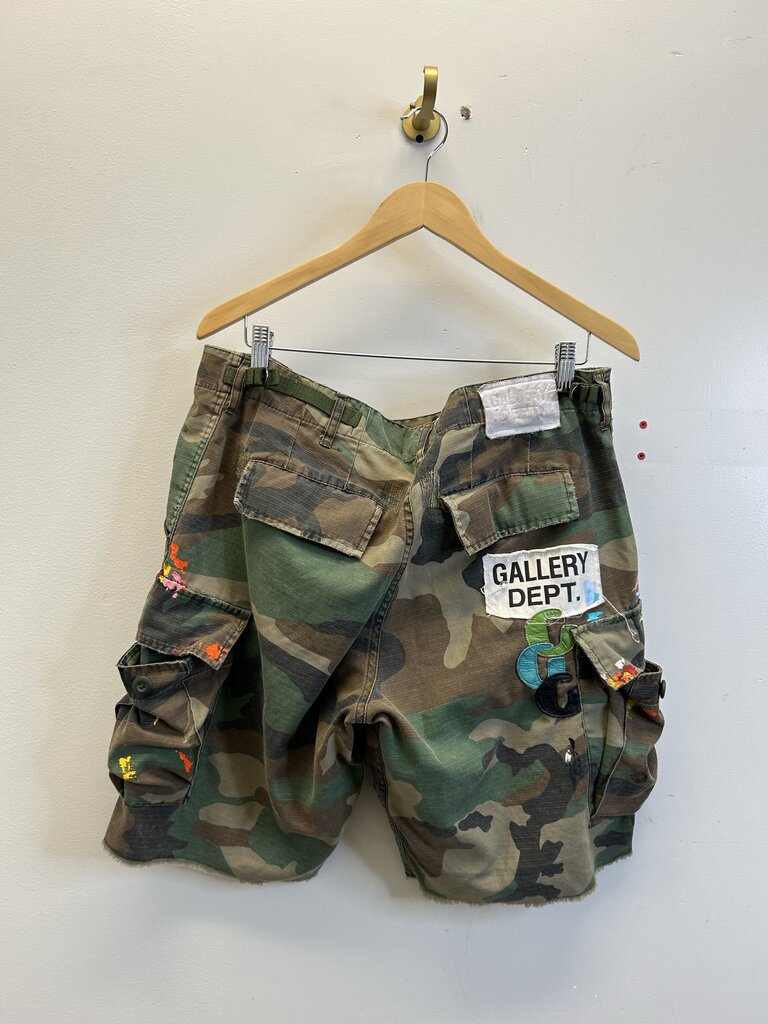 Preowned Gallery Dept. G Patch Camo Shorts Size 36