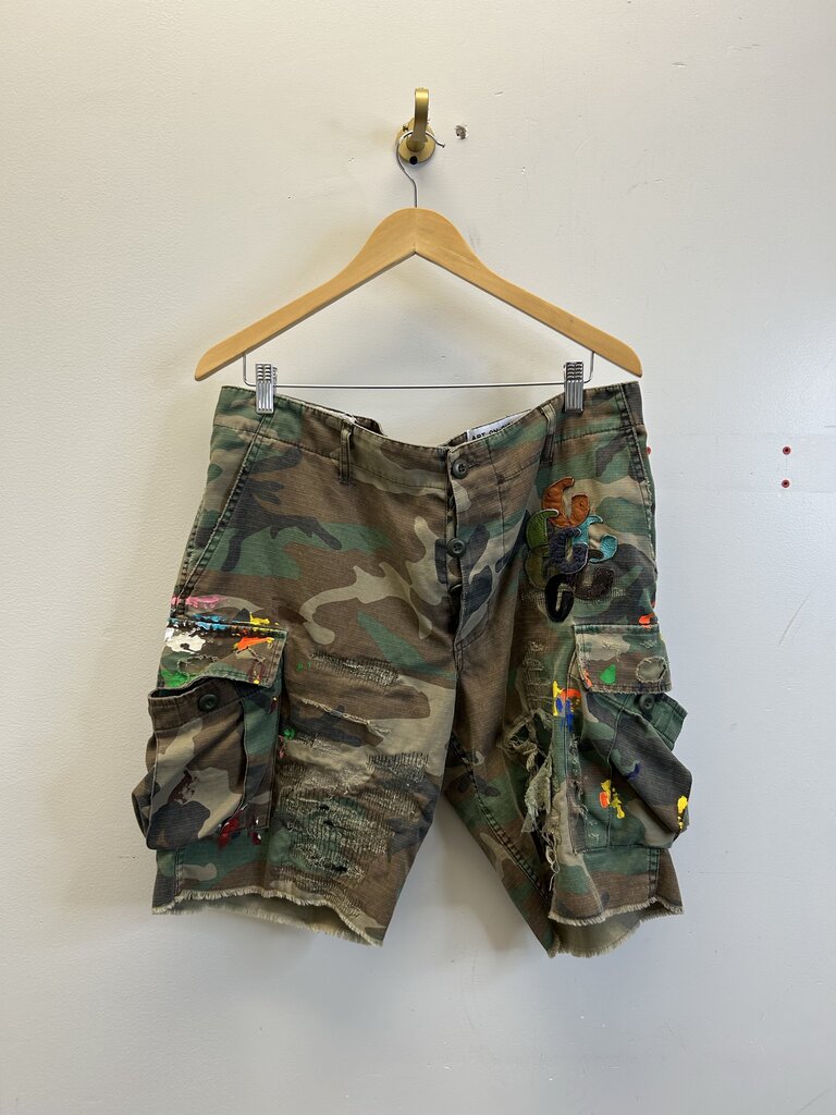 Preowned Gallery Dept. G Patch Camo Shorts Size 36