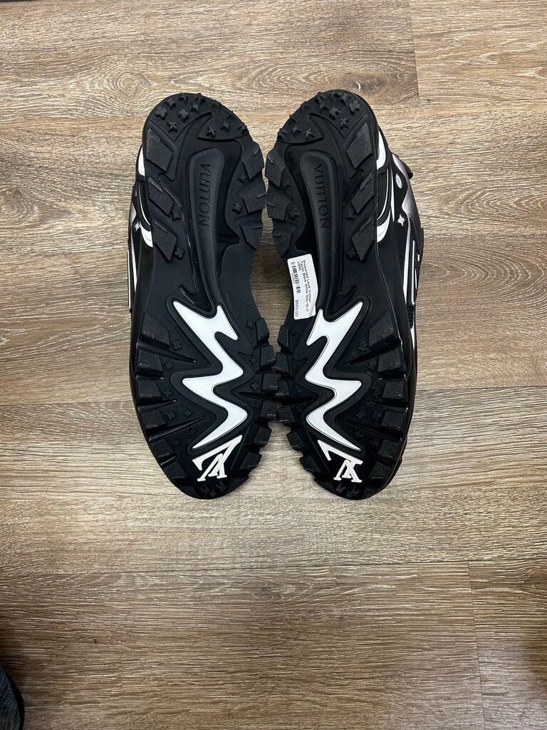 Preowned Louis Vuitton Tactic Black White Size 10LV (12M)