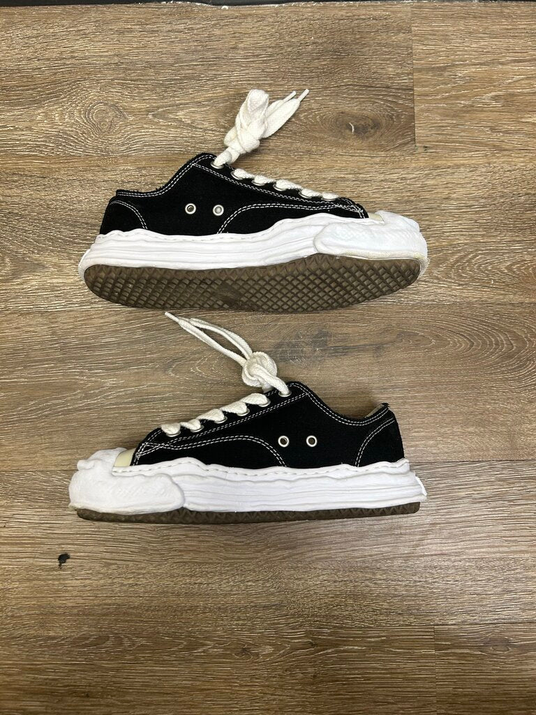 Preowned MMY Converse Black White Size 41