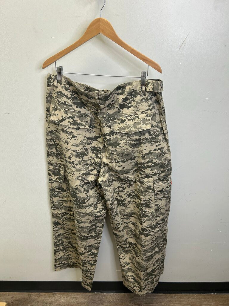 New Gv Gallery Camo Cargo Pants Size Large
