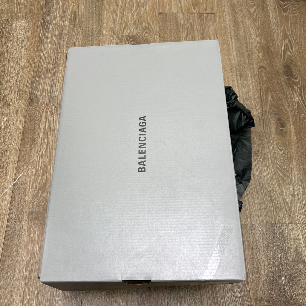 Preowned Balenciaga 6XL Black Size 41