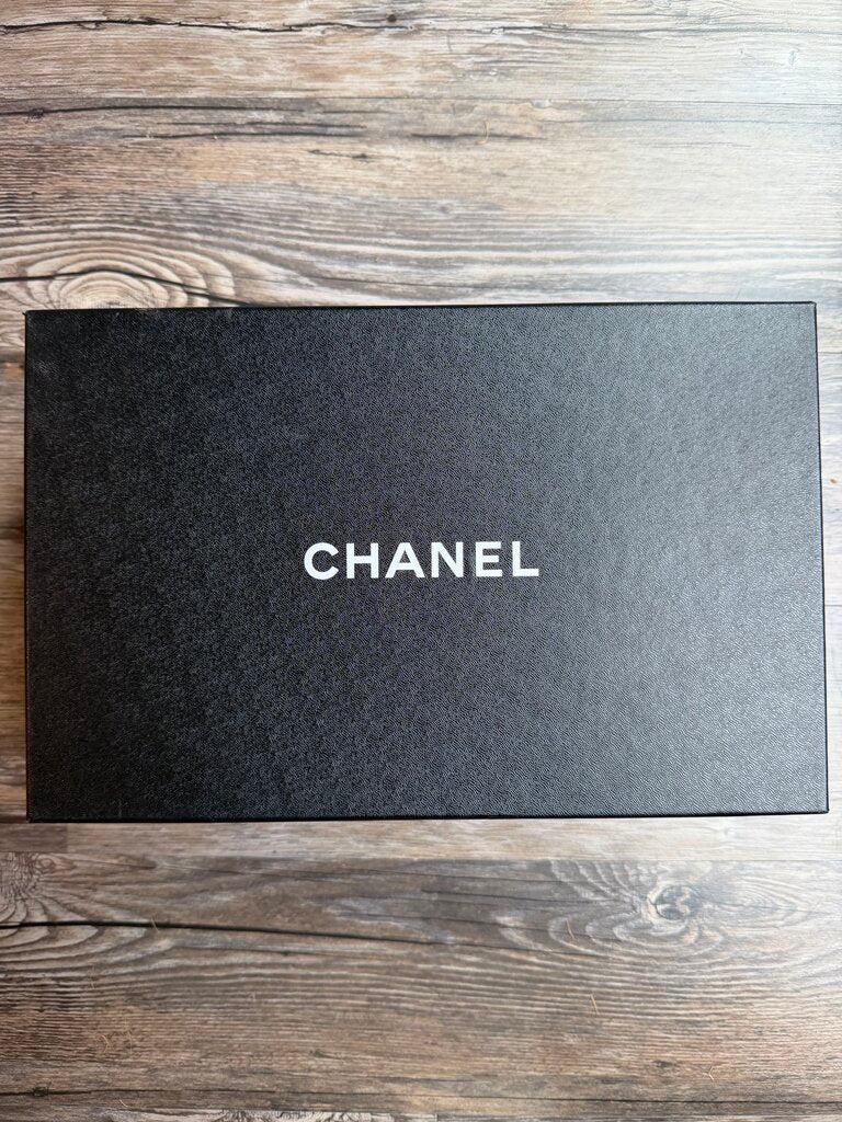 Preowned Chanel White Black Runner size 38