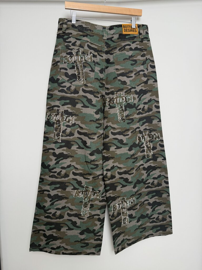 New Bootlega Desires Green Camo Pants size 32