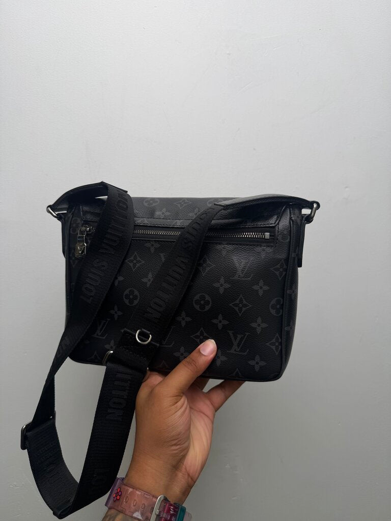 Preowned Louis Vuitton Black Monogram District Messenger Black Bag