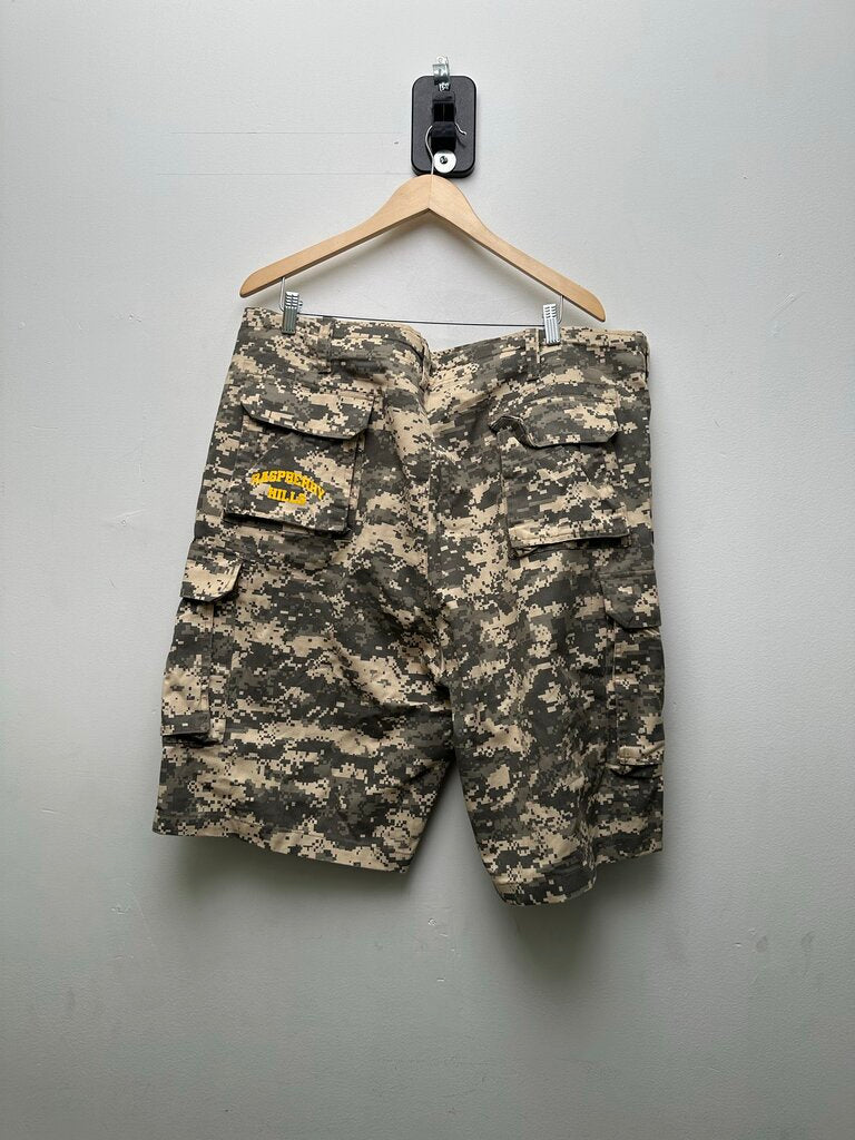 Preownee Gv Gallery Digital Camo Spellout Shorts Size XL