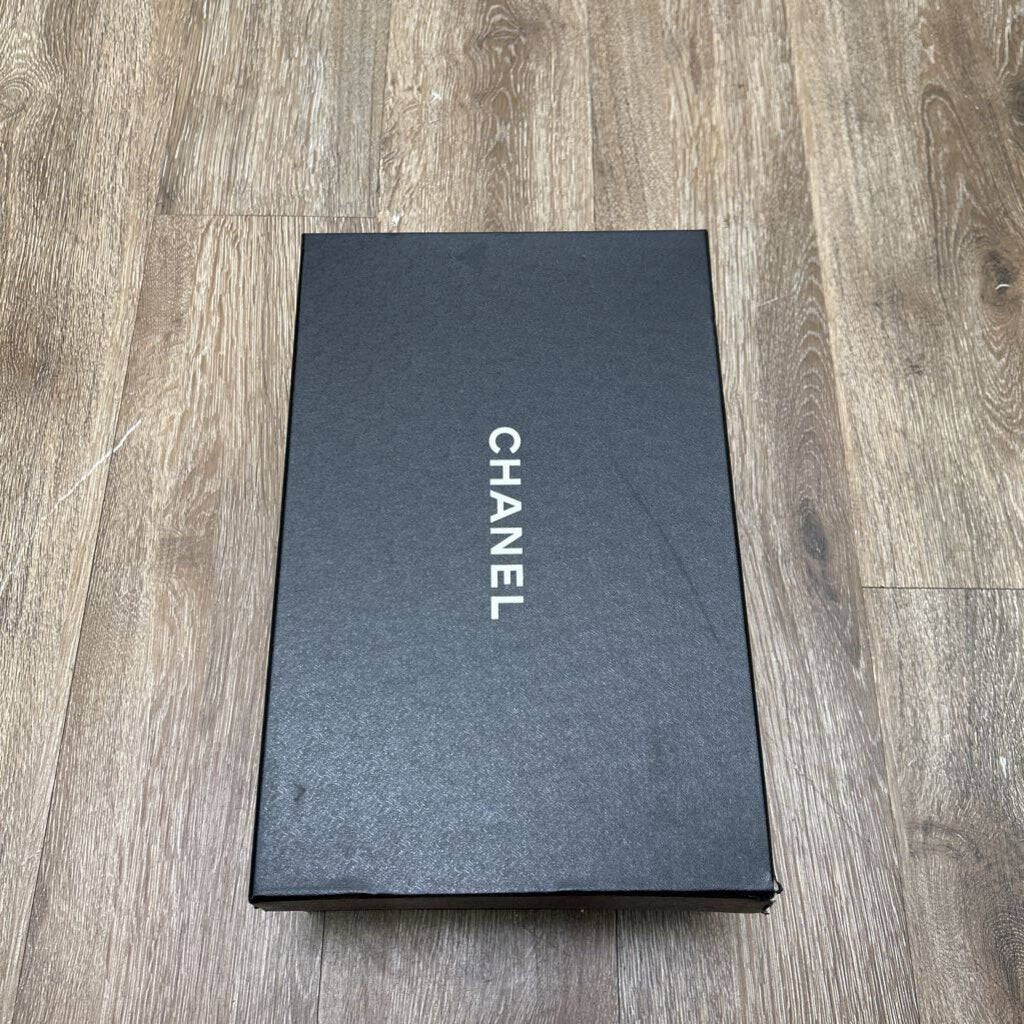 Preowned Chanel White Silver Runner Sz.38.5
