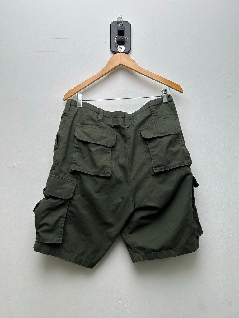 Preowned 74 Is War Green Cargo Patch Shorts Sz.Medium