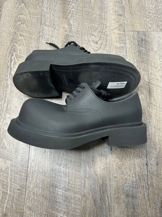 Preowned Balenciaga Low Top Derby sz.42