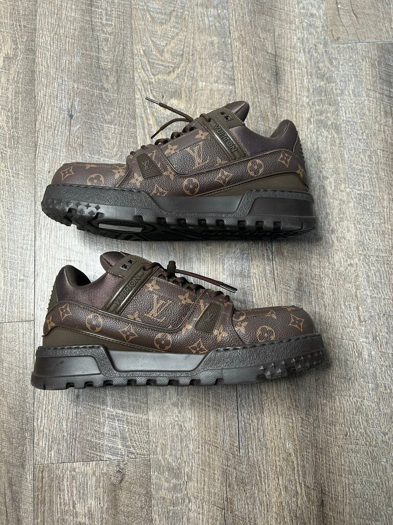 Preowned Louis Vuitton Maxi Brown Monogram Size 11LV (13M) (No Box)