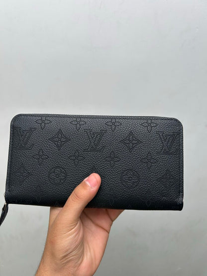 New Louis Vuitton Black Zip wallet