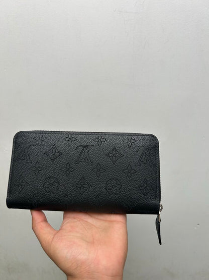 New Louis Vuitton Black Zip wallet