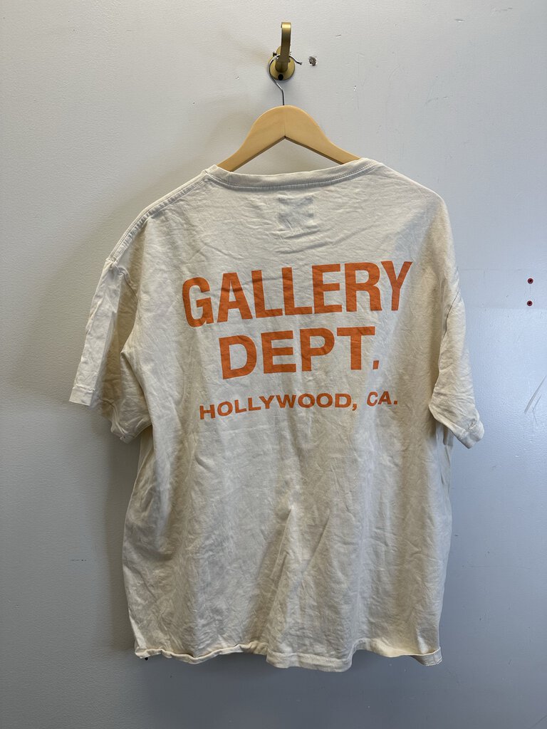 Preowned Gallery Dept. Cream Tee Size Large