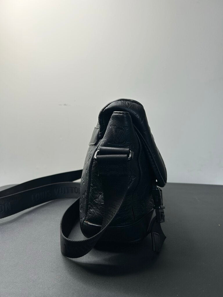 Preowned Louis Vuitton Black Voyager Messenger