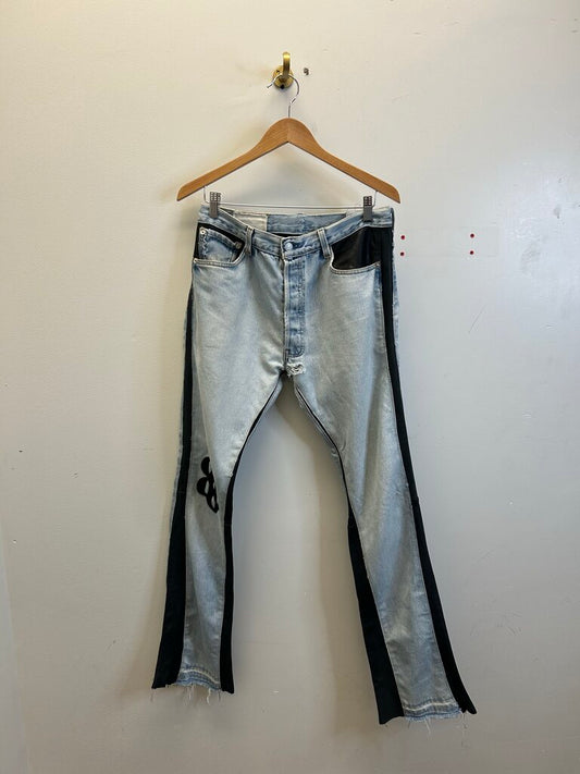 Preowned Gallery Dept. Lightwash Black G Patch Flare Denim Size 32