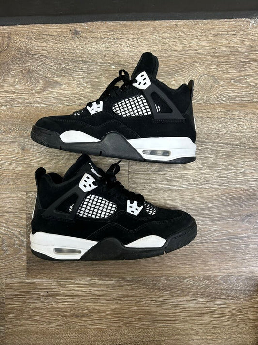 Preowned Jordan 4 White Thunder Size 6y