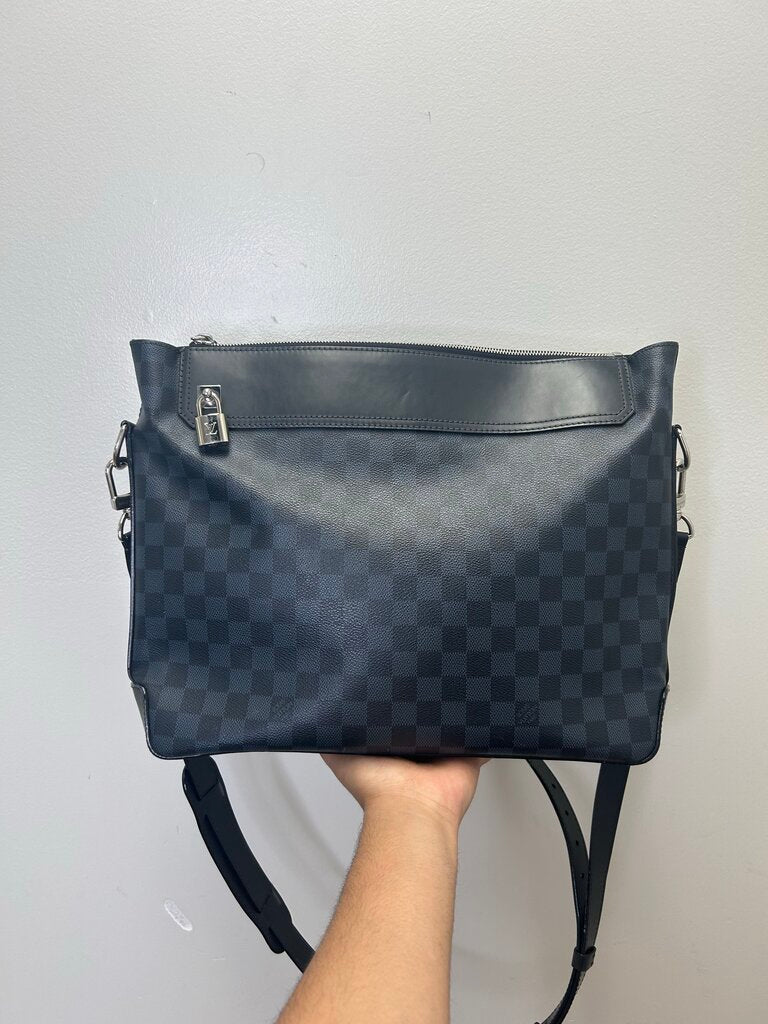 Preowned Louis Vuitton Messenger Blue Damier