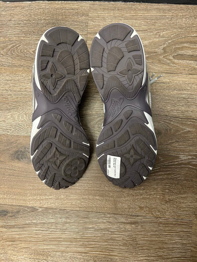 Preowned Louis Vuitton Silver Runner Size 41