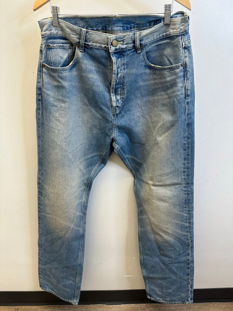 Preowned Essentials Light Wash Jeans Sz.32