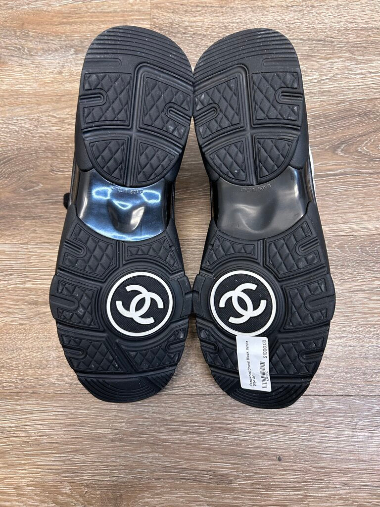 Preowned Chanel Black White Size 44