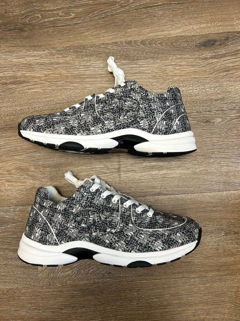 Preowned Chanel Interlocking Grey CC Runner size 44