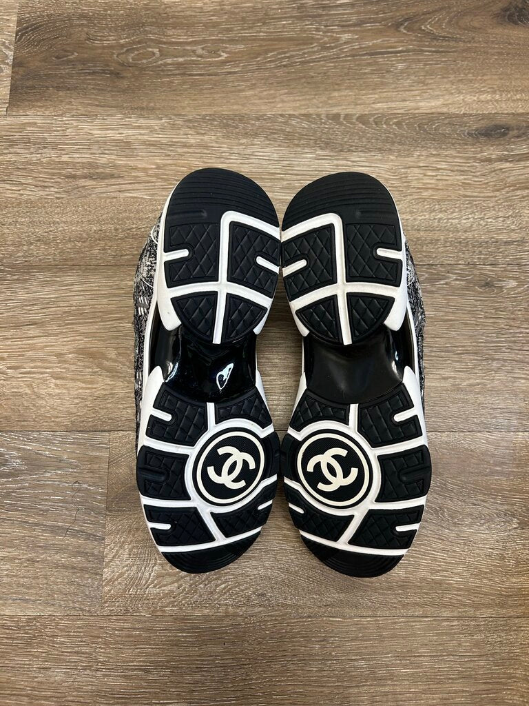 Preowned Chanel Interlocking Grey CC Runner size 44