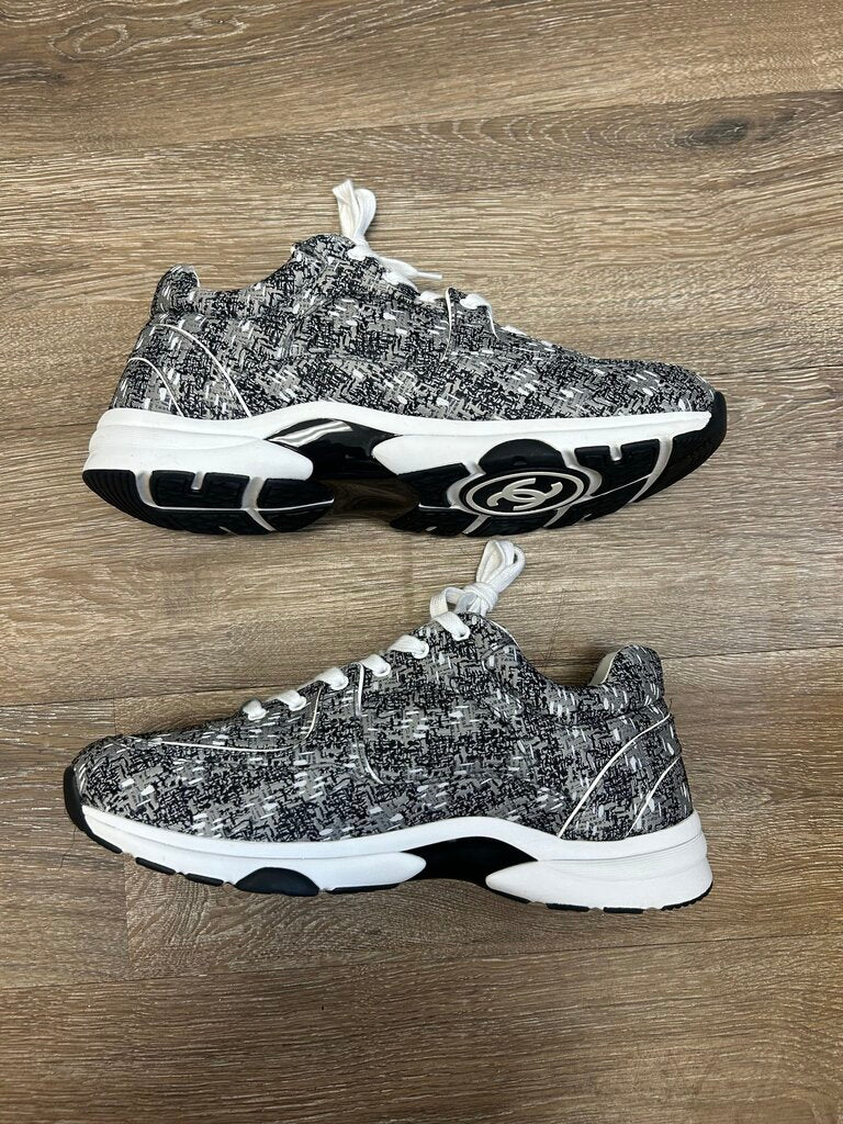 Preowned Chanel Interlocking Grey CC Runner size 44