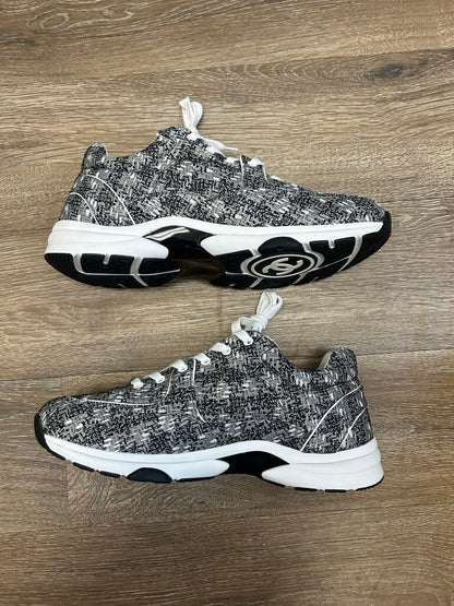 Preowned Chanel Interlocking Grey CC Runner size 44