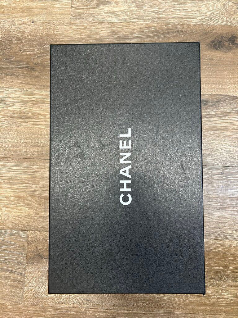 Preowned Chanel Interlocking Grey CC Runner size 44