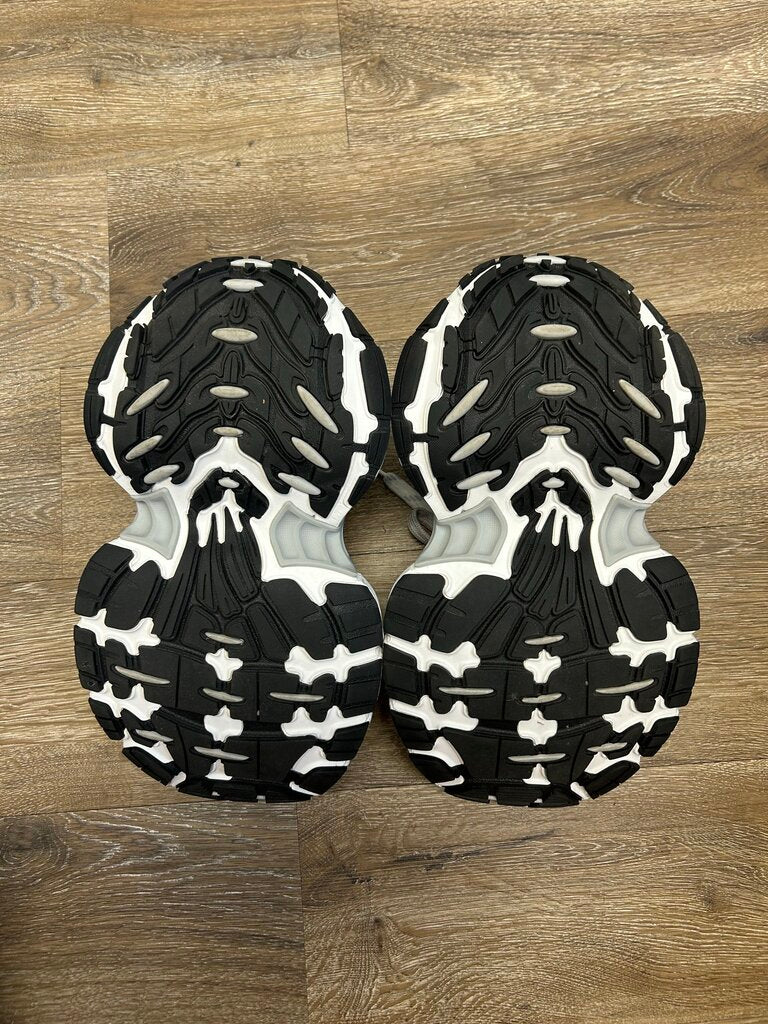 Preowned Balenciaga 6XL White Grey Sz.39