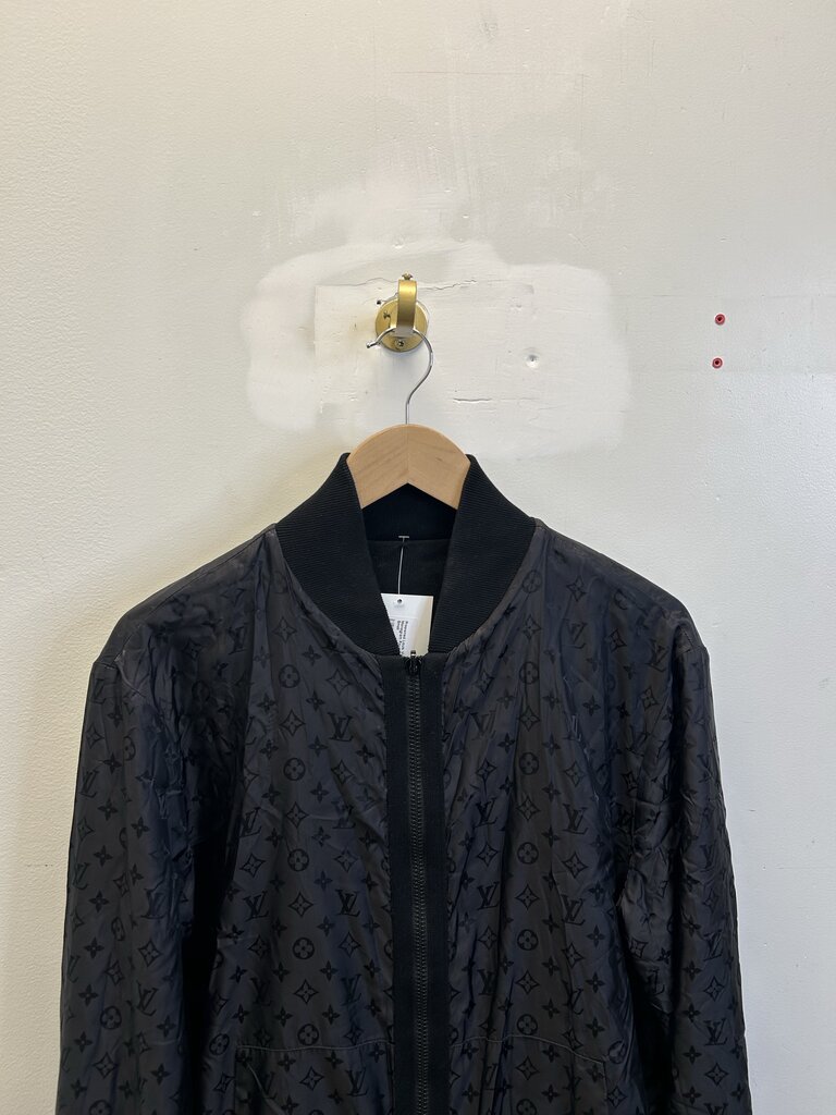 Preowned Louis Vuitton Black Monogram Reversible Zip Size Small