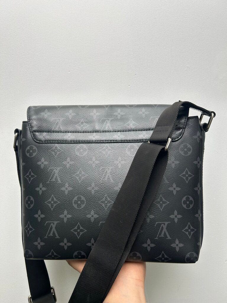 Preowned Louis Vuitton Monogram District Messenger Bag