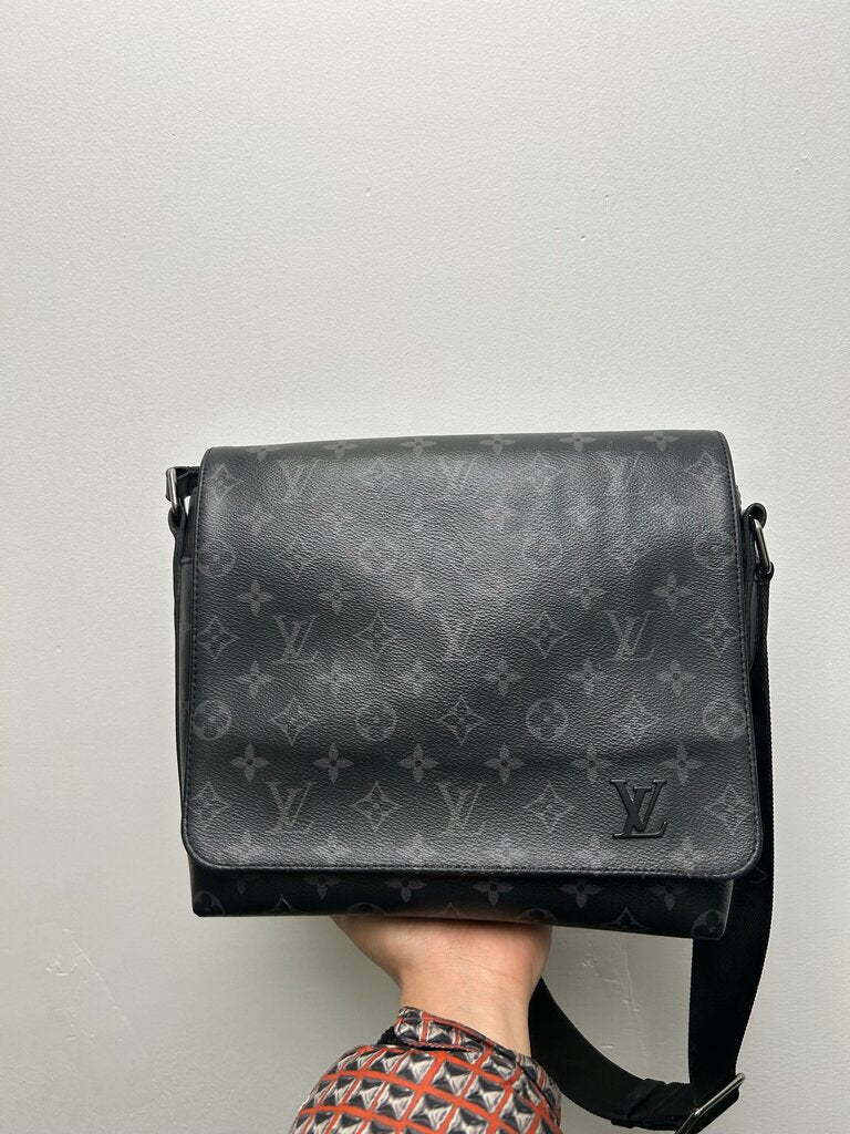 Preowned Louis Vuitton Monogram District Messenger Bag