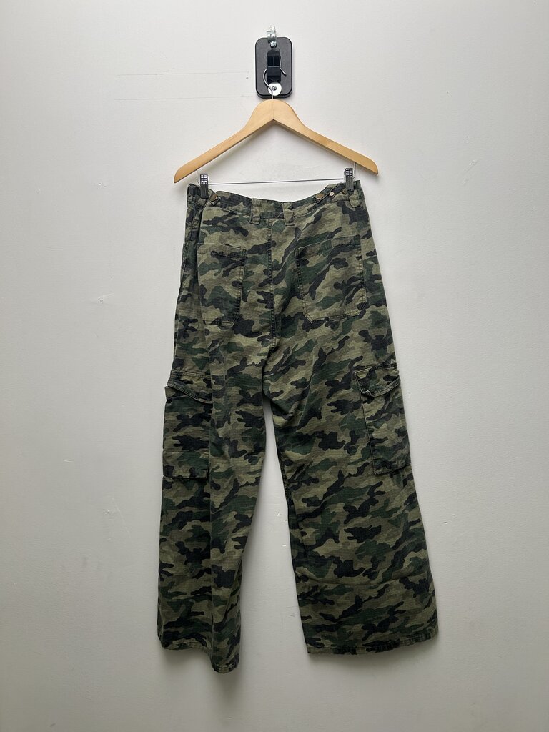 Preowned hidden Season Camo Cargo Size Large