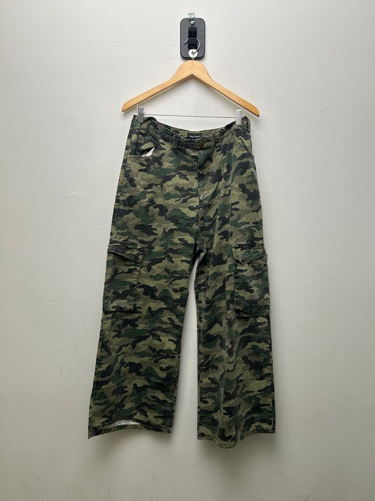 Preowned hidden Season Camo Cargo Size Large