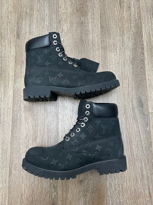 Preowned Louis Vuitton Black Monogram Timberland Sz.9