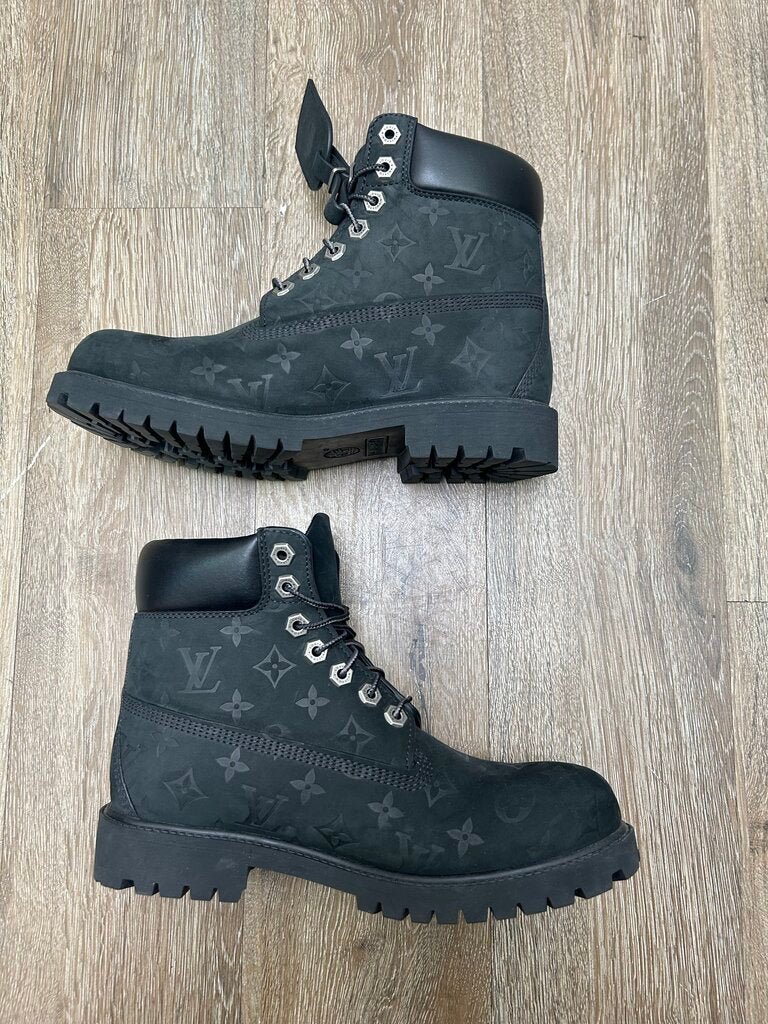 Preowned Louis Vuitton Black Monogram Timberland Sz.9