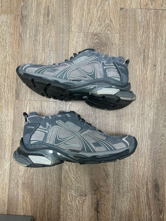 Preowned Balenciaga Runner Grey Suede sz. 42